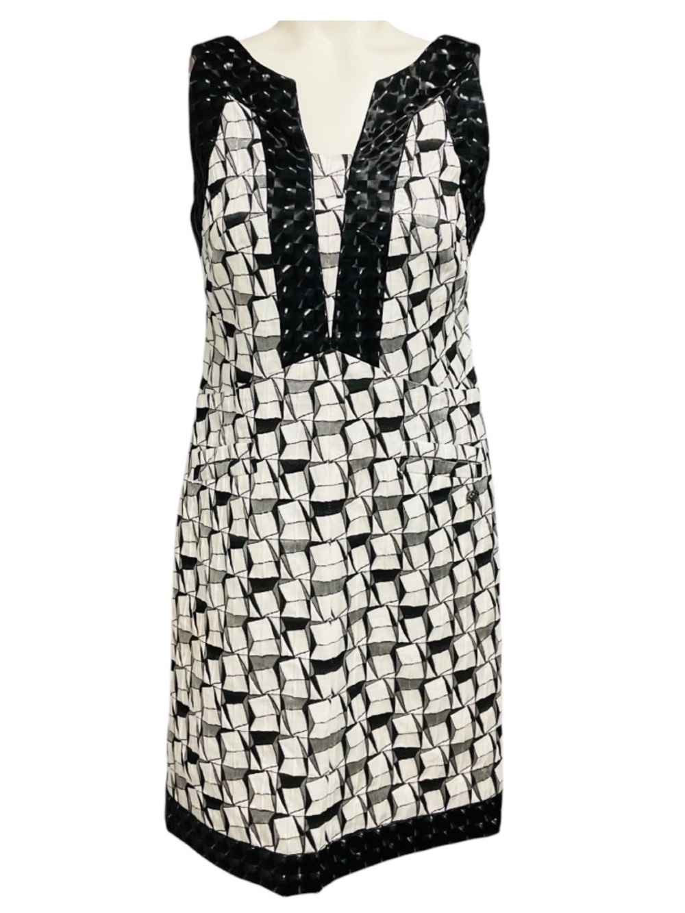 CHANEL BLACK / WHITE PARIS-DUBAI CRUISE RESORT 2015 SLEEVELESS GEOMETRIC JACQUAR